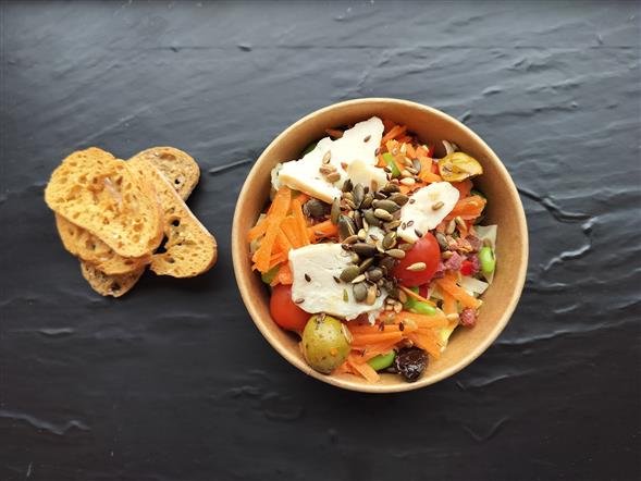 STOR SALATBOWL med melon, bær, grønt & valgfri kød/fisk