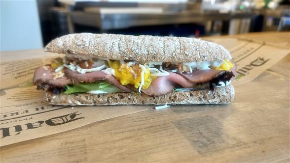 MÅNEDENS SANDWICH Rug, Roast & Pickles